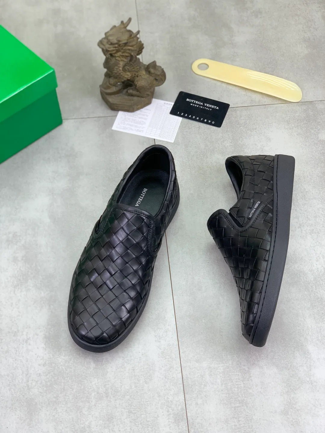 Men's shoes 💰P520 [New model] Water-dyed cow leather 💰High-quality business casual shoes 💎💎💎 BOTTEGA VENETA official website synchronizes the latest top version of BV in the market, accepts material comparison, shoe type comparison, process comparison, practical and textured, versatile and suitable for any occasion, the more you look at it, the more flavorful it becomes. Pure hand-woven craftsmanship - Upper material, hand-woven calfskin imported from Italy 🇮🇹 - High-quality water-dyed cowhide lining - Original private model customized outsole -Size: 39-45 Color: black or brown optional